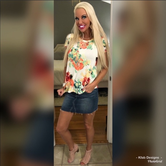 🥰LAST 1! 💗Pretty Floral Print Round Neck Tee! - Picture 4 of 4